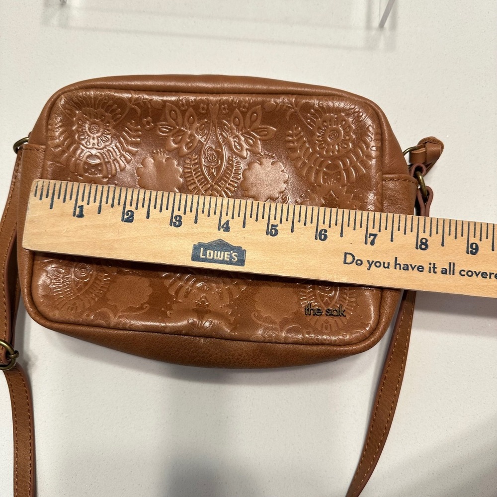 The Sak Leather De Young Crossbody Camera Bag Cognac Brown Embossed Floral Boho - Picture 9 of 9